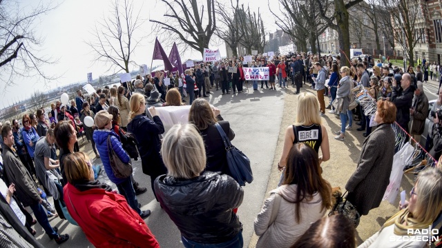 Manifestacja przeciwko ustawie antyaborcyjnej przed Zachodniopomorskim Urzędem Wojewódzkim. Fot. Jarosław Gaszyński [Radio Szczecin] Protest przeciwko ustawie antyaborcyjnej [WIDEO, ZDJĘCIA]