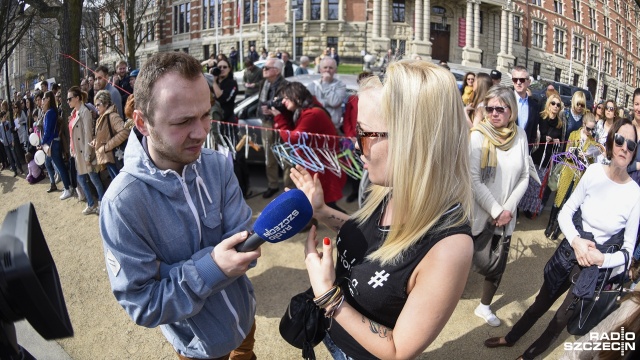 Manifestacja przeciwko ustawie antyaborcyjnej przed Zachodniopomorskim Urzędem Wojewódzkim. Fot. Jarosław Gaszyński [Radio Szczecin] Protest przeciwko ustawie antyaborcyjnej [WIDEO, ZDJĘCIA]