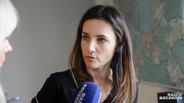 Teraz czują się nieźle! - mówi prezes fundacji Marzena Białowolska, która cały czas opiekuje się zajączkami - zabiera je nawet do pracy, by karmić je co cztery godziny. Fot. Konrad Nowak [Radio Szczecin] Małe zające uratowane przez szczecińską fundację [WIDEO, ZDJĘCIA]