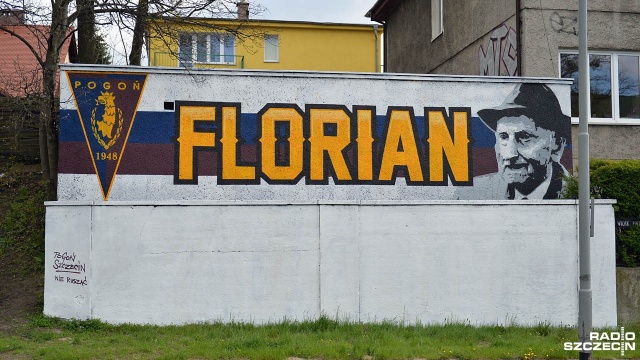 U zbiegu al. Wojska Polskiego i ul. Unii Lubelskiej w Szczecinie powstało graffiti poświęcone Florianowi Krygierowi. Fot. Łukasz Szełemej [Radio Szczecin] Kibice Pogoni upamiętnili klubową legendę [ZDJĘCIA]