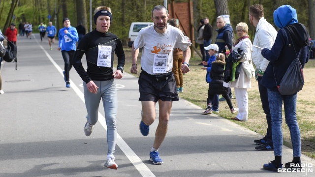 Od lewej zwycięzca i drugie miejsce w biegu na 5 km. Fot. Jarosław Gaszyński [Radio Szczecin] Ekumeniczne bieganie dla Lenki [ZDJĘCIA]