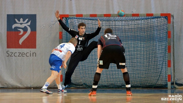 Piłkarze ręczni Pogoni Szczecin Handball przegrali w piątek u siebie ze Stalą Mielec 27:30 i będą walczyć w barażach o utrzymanie w Superlidze. Fot. Łukasz Szełemej [Radio Szczecin] Ręczni z Pogoni muszą bronić Superligi w barażach [ZDJĘCIA]