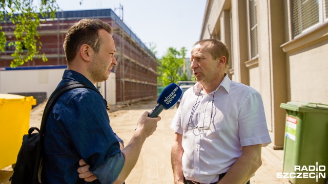 Dyrektor Zespołu Szkół Sportowych Jarosław Duda. Fot. Konrad Nowak [Radio Szczecin] Finisz spóźnionej budowy. Byliśmy w środku [WIDEO, ZDJĘCIA]