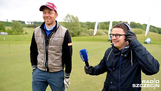 Ekipa Radia Szczecin nadawała w poniedziałek rano program z pola golfowego. Fot. Jarosław Gaszyński [Radio Szczecin] Radio Szczecin na polu golfowym [WIDEO, ZDJĘCIA]