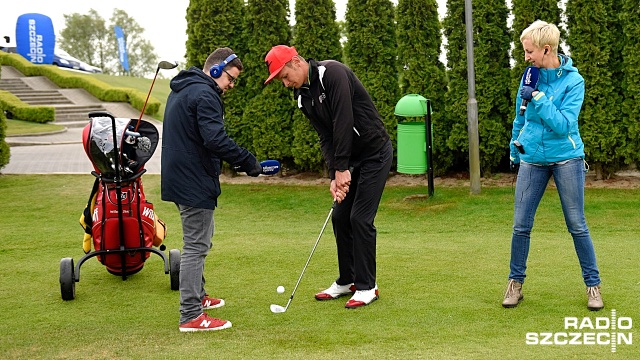 Adrian Kaczała chipuje. Fot. Jarosław Gaszyński [Radio Szczecin] Radio Szczecin na polu golfowym [WIDEO, ZDJĘCIA]