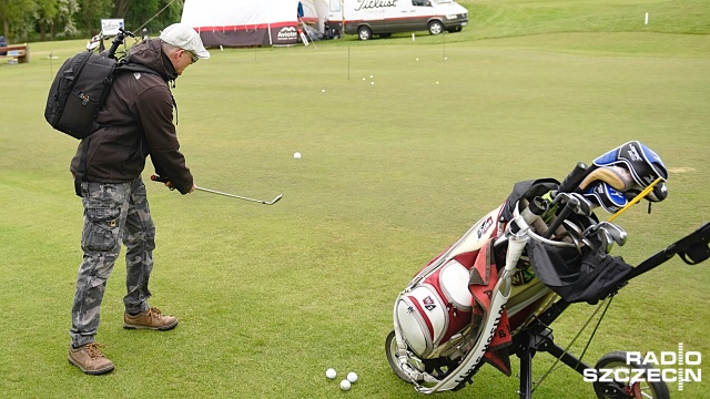 Ponad 40 zawodników z Anglii, Francji, Korei Południowej, Polski i Szwecji walczy w Binowie o miano najlepszego golfisty. Fot. Jarosław Gaszyński [Radio Szczecin] Radio Szczecin na polu golfowym [WIDEO, ZDJĘCIA]