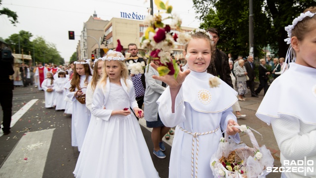 Boże Ciało - centralna procesja w Szczecinie. Fot. Konrad Nowak [Radio Szczecin] Procesja Bożego Ciała w centrum Szczecina: "Kolorowo, fajnie" [DUŻO ZDJĘĆ]