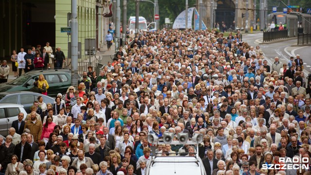 Boże Ciało - centralna procesja w Szczecinie. Fot. Konrad Nowak [Radio Szczecin] Procesja Bożego Ciała w centrum Szczecina: "Kolorowo, fajnie" [DUŻO ZDJĘĆ]