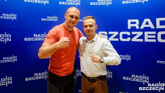 Spotkanie z Krzysztofem Głowackim, mistrzem federacji WBO, w studiu koncertowym S-1 Radia Szczecin. Fot. Konrad Nowak [Radio Szczecin] Mistrz Świata w boksie wspiera wojskowych weteranów [WIDEO, ZDJĘCIA]