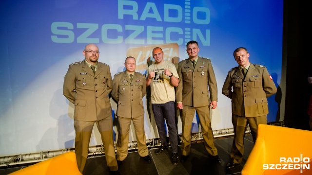 Spotkanie z Krzysztofem Głowackim, mistrzem federacji WBO, w studiu koncertowym S-1 Radia Szczecin. Fot. Konrad Nowak [Radio Szczecin] Mistrz Świata w boksie wspiera wojskowych weteranów [WIDEO, ZDJĘCIA]