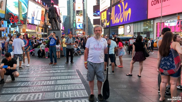 Aleksander Doba na nowojorskim Times Square. Fot. Piotr Sikora [Radio Szczecin] "Olo" już na wodzie. Kajak Aleksandra Doby zwodowany [WIDEO, DUŻO ZDJĘĆ]