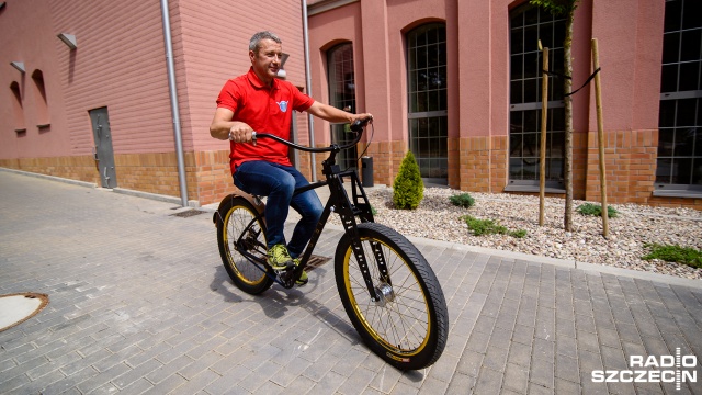 Szczecińska fundacja Projekt353 zaprezentowała legendarny rower marki Stoewer. Fot. Konrad Nowak [Radio Szczecin] Rower marki Stoewer zaprezentowany. Cacko [WIDEO, ZDJĘCIA]