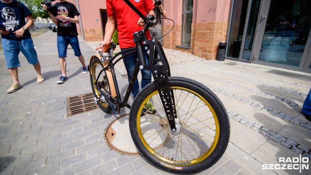 Szczecińska fundacja Projekt353 zaprezentowała legendarny rower marki Stoewer. Fot. Konrad Nowak [Radio Szczecin] Rower marki Stoewer zaprezentowany. Cacko [WIDEO, ZDJĘCIA]