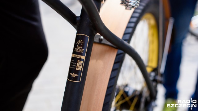 Szczecińska fundacja Projekt353 zaprezentowała legendarny rower marki Stoewer. Fot. Konrad Nowak [Radio Szczecin] Rower marki Stoewer zaprezentowany. Cacko [WIDEO, ZDJĘCIA]
