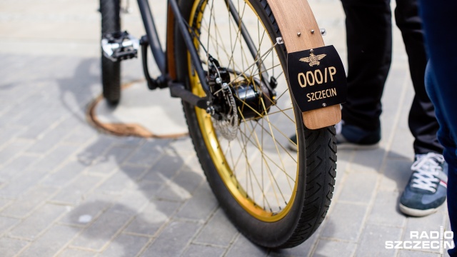 Szczecińska fundacja Projekt353 zaprezentowała legendarny rower marki Stoewer. Fot. Konrad Nowak [Radio Szczecin] Rower marki Stoewer zaprezentowany. Cacko [WIDEO, ZDJĘCIA]
