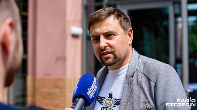 Prezes fundacji Projekt 353 Adam Mrozicki podczas prezentacji roweru marki Stoewer. Fot. Konrad Nowak [Radio Szczecin] Rower marki Stoewer zaprezentowany. Cacko [WIDEO, ZDJĘCIA]