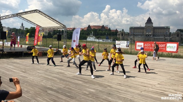 Występy małych tancerzy i wokalistów, pokazy iluzjonisty, gry i zabawy a nawet rejsy po Odrze - takie atrakcje czekały na najmłodszych podczas Dnia Dziecka w NorthEast Marinie na Wyspie Grodzkiej. Fot. Piotr Rakowski [Radio Szczecin] Marina nie tylko dla jachtów. Atrakcje dla dzieci nad Odrą [WIDEO, ZDJĘCIA]