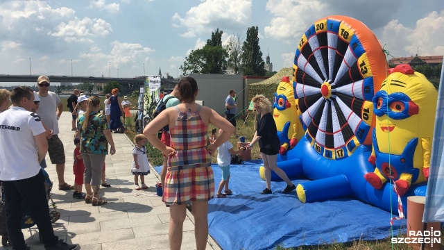 Występy małych tancerzy i wokalistów, pokazy iluzjonisty, gry i zabawy a nawet rejsy po Odrze - takie atrakcje czekały na najmłodszych podczas Dnia Dziecka w NorthEast Marinie na Wyspie Grodzkiej. Fot. Piotr Rakowski [Radio Szczecin] Marina nie tylko dla jachtów. Atrakcje dla dzieci nad Odrą [WIDEO, ZDJĘCIA]