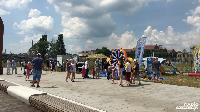 Występy małych tancerzy i wokalistów, pokazy iluzjonisty, gry i zabawy a nawet rejsy po Odrze - takie atrakcje czekały na najmłodszych podczas Dnia Dziecka w NorthEast Marinie na Wyspie Grodzkiej. Fot. Piotr Rakowski [Radio Szczecin] Marina nie tylko dla jachtów. Atrakcje dla dzieci nad Odrą [WIDEO, ZDJĘCIA]