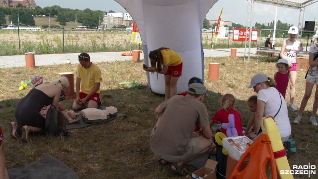 Występy małych tancerzy i wokalistów, pokazy iluzjonisty, gry i zabawy a nawet rejsy po Odrze - takie atrakcje czekały na najmłodszych podczas Dnia Dziecka w NorthEast Marinie na Wyspie Grodzkiej. Fot. Piotr Rakowski [Radio Szczecin] Marina nie tylko dla jachtów. Atrakcje dla dzieci nad Odrą [WIDEO, ZDJĘCIA]