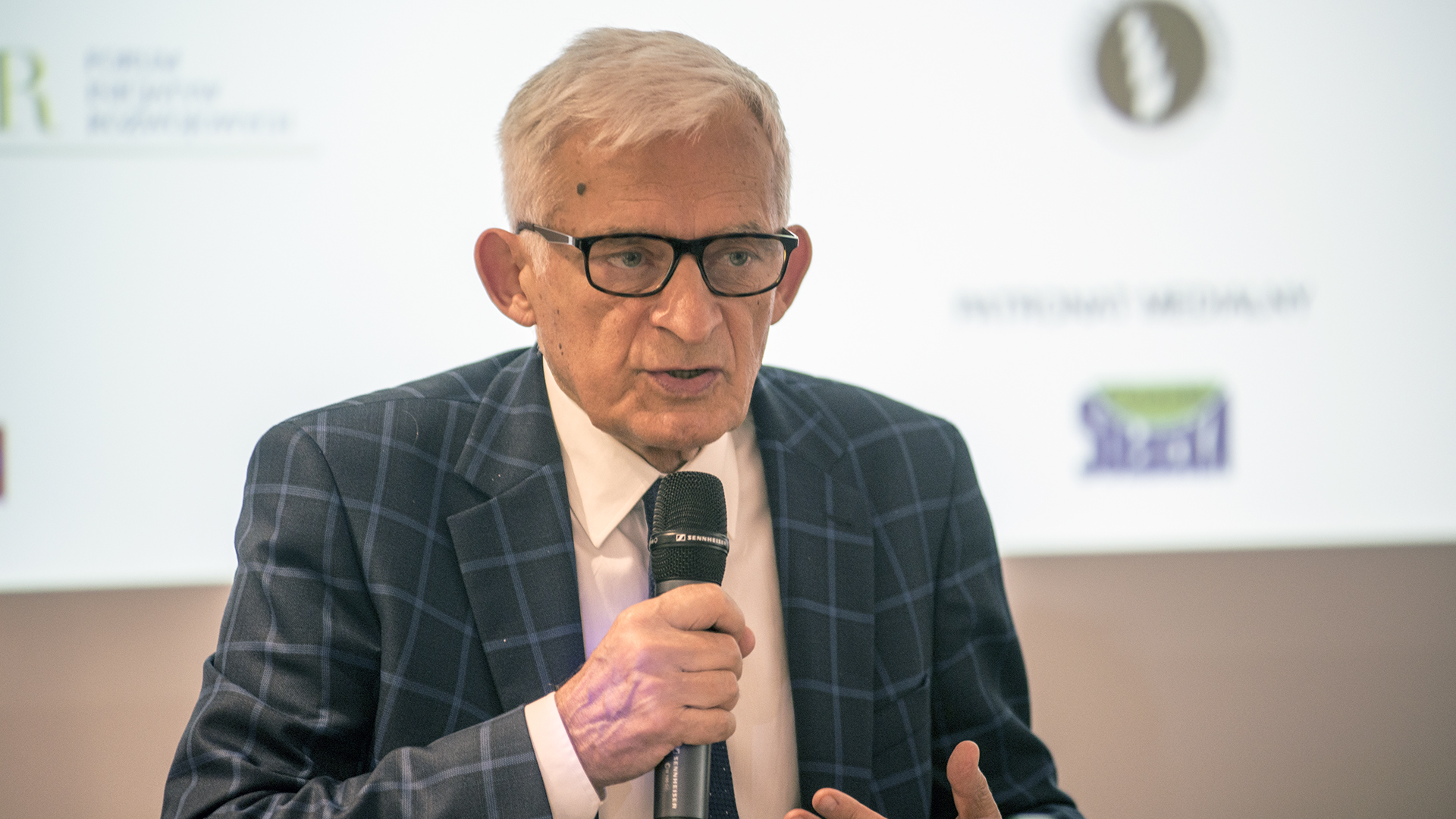 Zmiany w Unii Europejskiej są konieczne, ale sądziłem, że będziemy na ten temat rozmawiać razem z Brytyjczykami - mówił Jerzy Buzek podczas międzynarodowej konferencji na temat odnawialnych źródeł energii, która odbywa się w Grodnie w okolicach Międzyzdrojów.