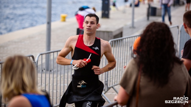 Tegoroczny Triathlon Szczecin jest największym w trzyletniej historii organizacji zawodów z cyklu Enea Triathlon Tour w stolicy Pomorza Zachodniego. Fot. Konrad Nowak [Radio Szczecin] Tylko dla twardzieli. Zwycięzcy triathlonu w Szczecinie [WIDEO, ZDJĘCIA]