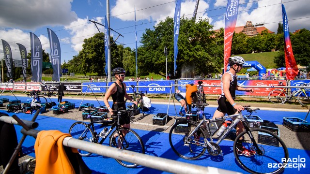 Tegoroczny Triathlon Szczecin jest największym w trzyletniej historii organizacji zawodów z cyklu Enea Triathlon Tour w stolicy Pomorza Zachodniego. Fot. Konrad Nowak [Radio Szczecin] Tylko dla twardzieli. Zwycięzcy triathlonu w Szczecinie [WIDEO, ZDJĘCIA]