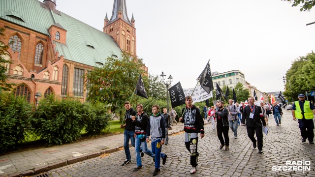 Marsz ku pamięci poległych w rzezi na Wołyniu i Kresach Południowo-Wschodnich w 1943 r. Fot. Konrad Nowak [Radio Szczecin] Szczecińskie obchody rocznicowe rzezi wołyńskiej [WIDEO, ZDJĘCIA]