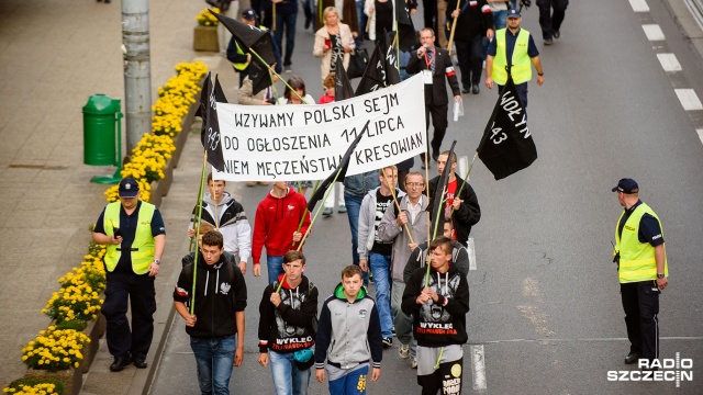 Marsz ku pamięci poległych w rzezi na Wołyniu i Kresach Południowo-Wschodnich w 1943 r. Fot. Konrad Nowak [Radio Szczecin] Szczecińskie obchody rocznicowe rzezi wołyńskiej [WIDEO, ZDJĘCIA]