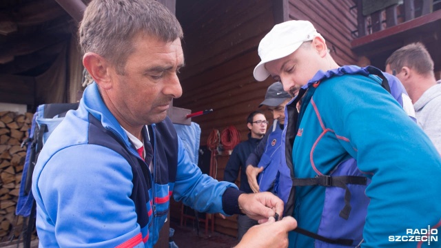 Wielka kajakowa drużyna złożona ze słuchaczy Radia Szczecin bierze udział w sobotnim spływie z Olkiem Dobą w Marinie Karsibór w Świnoujściu. Fot. Maciej Myszkowiak [Radio Szczecin] Radiowy spływ z najsłynniejszym kajakarzem [WIDEO, DUŻO ZDJĘĆ]