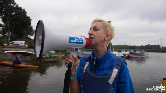 Wielka kajakowa drużyna złożona ze słuchaczy Radia Szczecin bierze udział w sobotnim spływie z Olkiem Dobą w Marinie Karsibór w Świnoujściu. Fot. Maciej Myszkowiak [Radio Szczecin] Radiowy spływ z najsłynniejszym kajakarzem [WIDEO, DUŻO ZDJĘĆ]