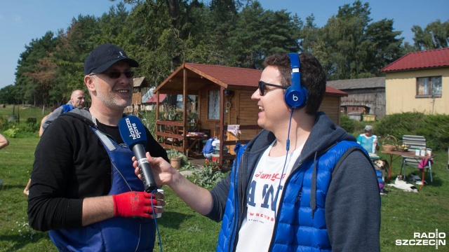 Wielka kajakowa drużyna złożona ze słuchaczy Radia Szczecin bierze udział w sobotnim spływie z Olkiem Dobą w Marinie Karsibór w Świnoujściu. Fot. Maciej Myszkowiak [Radio Szczecin] Radiowy spływ z najsłynniejszym kajakarzem [WIDEO, DUŻO ZDJĘĆ]