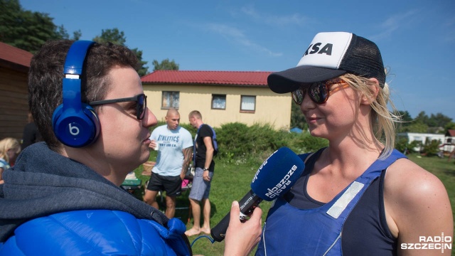 Wielka kajakowa drużyna złożona ze słuchaczy Radia Szczecin bierze udział w sobotnim spływie z Olkiem Dobą w Marinie Karsibór w Świnoujściu. Fot. Maciej Myszkowiak [Radio Szczecin] Radiowy spływ z najsłynniejszym kajakarzem [WIDEO, DUŻO ZDJĘĆ]