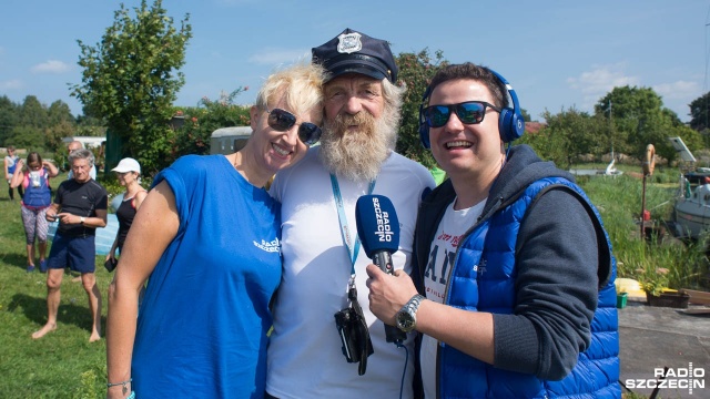 Wielka kajakowa drużyna złożona ze słuchaczy Radia Szczecin bierze udział w sobotnim spływie z Olkiem Dobą w Marinie Karsibór w Świnoujściu. Fot. Maciej Myszkowiak [Radio Szczecin] Radiowy spływ z najsłynniejszym kajakarzem [WIDEO, DUŻO ZDJĘĆ]