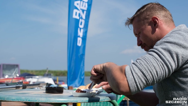 Wielka kajakowa drużyna złożona ze słuchaczy Radia Szczecin bierze udział w sobotnim spływie z Olkiem Dobą w Marinie Karsibór w Świnoujściu. Fot. Maciej Myszkowiak [Radio Szczecin] Radiowy spływ z najsłynniejszym kajakarzem [WIDEO, DUŻO ZDJĘĆ]