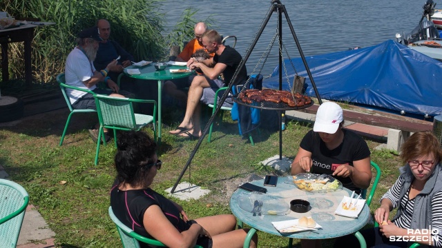 Wielka kajakowa drużyna złożona ze słuchaczy Radia Szczecin bierze udział w sobotnim spływie z Olkiem Dobą w Marinie Karsibór w Świnoujściu. Fot. Maciej Myszkowiak [Radio Szczecin] Radiowy spływ z najsłynniejszym kajakarzem [WIDEO, DUŻO ZDJĘĆ]