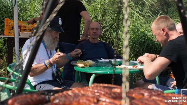 Wielka kajakowa drużyna złożona ze słuchaczy Radia Szczecin bierze udział w sobotnim spływie z Olkiem Dobą w Marinie Karsibór w Świnoujściu. Fot. Maciej Myszkowiak [Radio Szczecin] Radiowy spływ z najsłynniejszym kajakarzem [WIDEO, DUŻO ZDJĘĆ]