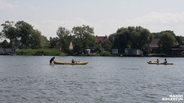 Wielka kajakowa drużyna złożona ze słuchaczy Radia Szczecin bierze udział w sobotnim spływie z Olkiem Dobą w Marinie Karsibór w Świnoujściu. Fot. Maciej Myszkowiak [Radio Szczecin] Radiowy spływ z najsłynniejszym kajakarzem [WIDEO, DUŻO ZDJĘĆ]