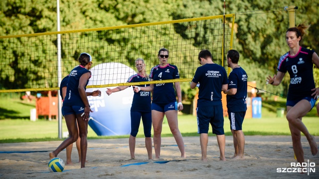 Plażowy trening Chemika Police. Fot. Konrad Nowak [Radio Szczecin] Nietypowy trening mistrzyń Polski [ZDJĘCIA]