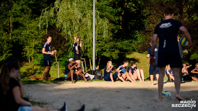 Plażowy trening Chemika Police. Fot. Konrad Nowak [Radio Szczecin] Nietypowy trening mistrzyń Polski [ZDJĘCIA]