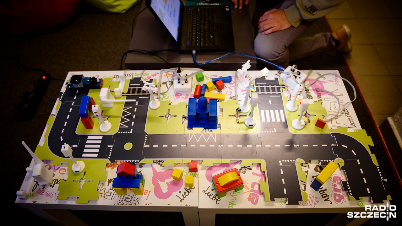 To makieta wykonana częściowo w technologii 3D, na której można programować m.in. sygnalizacje uliczną czy szlabany na przejazdach kolejowych. Tworzą je programiści z myślą o dzieciach i ich rodzicach.