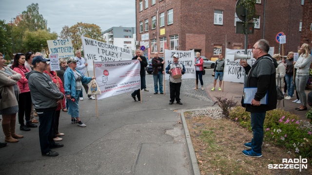 Protest przeciwko budowie terminala kontenerowego w Świnoujściu. Fot. Olaf Nowicki [Radio Szczecin] "Stop kontenerom" i "nie damy się zabetonować". Protest w Świnoujściu [ZDJĘCIA]