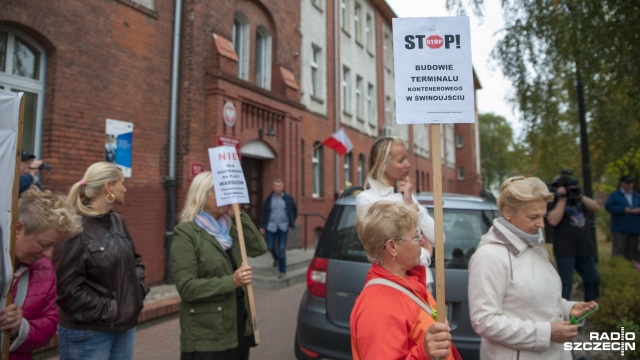 Protest przeciwko budowie terminala kontenerowego w Świnoujściu. Fot. Olaf Nowicki [Radio Szczecin] "Stop kontenerom" i "nie damy się zabetonować". Protest w Świnoujściu [ZDJĘCIA]