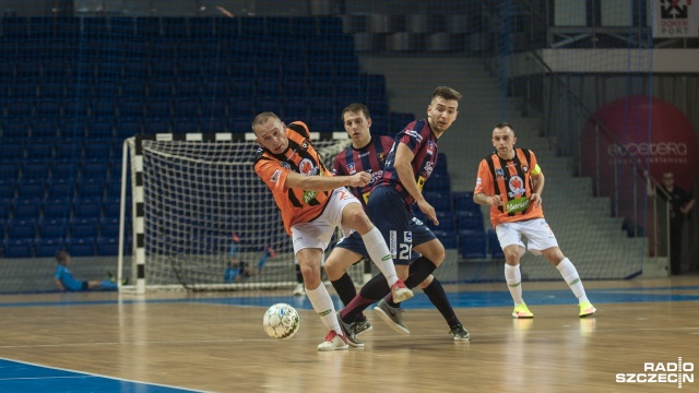 Halowi piłkarze Pogoni 04 Szczecin przegrali z FC Toruń 1:2. Fot. Olaf Nowicki [Radio Szczecin] Pierwsza porażka futsalowej Pogoni [ZDJĘCIA]