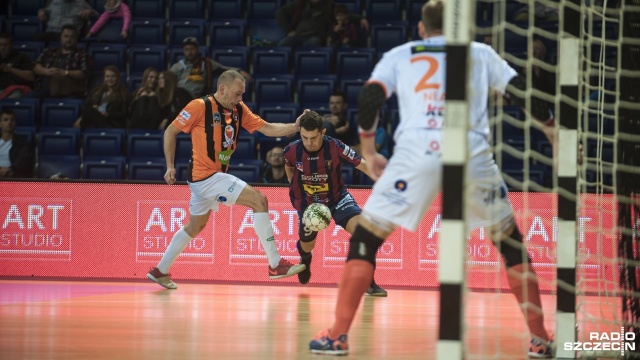 Halowi piłkarze Pogoni 04 Szczecin przegrali z FC Toruń 1:2. Fot. Olaf Nowicki [Radio Szczecin] Pierwsza porażka futsalowej Pogoni [ZDJĘCIA]