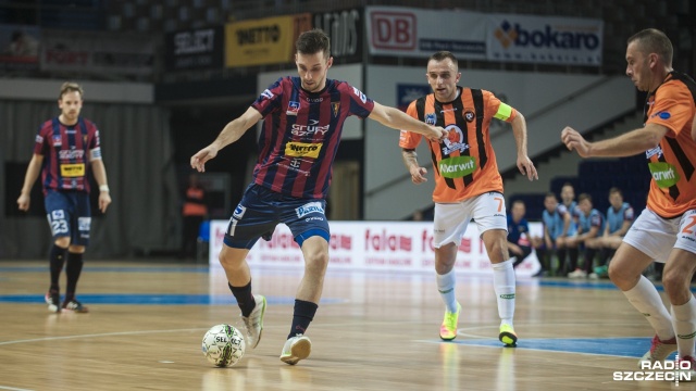 Halowi piłkarze Pogoni 04 Szczecin przegrali z FC Toruń 1:2. Fot. Olaf Nowicki [Radio Szczecin] Pierwsza porażka futsalowej Pogoni [ZDJĘCIA]