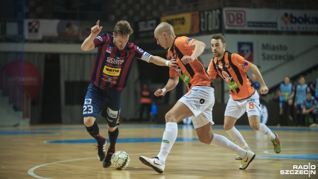 Halowi piłkarze Pogoni 04 Szczecin przegrali z FC Toruń 1:2. Fot. Olaf Nowicki [Radio Szczecin] Pierwsza porażka futsalowej Pogoni [ZDJĘCIA]