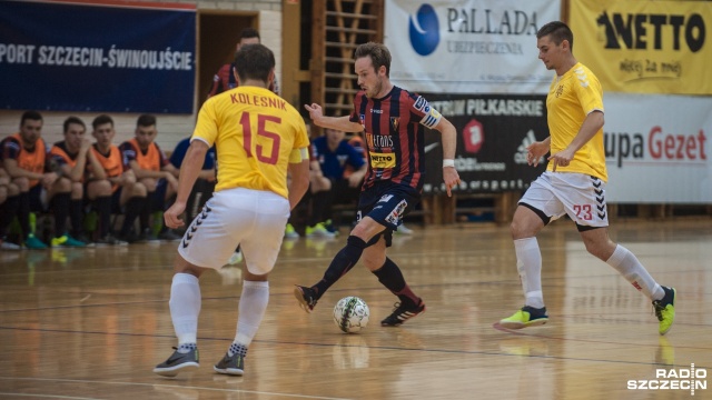 Halowi piłkarze Pogoni 04 Szczecin pokonali Red Devils Chojnice 9:2. Fot. Olaf Nowicki [Radio Szczecin] Futsalowa Pogoń strzela dziewięć goli i wygrywa [SKRÓT MECZU, ZDJĘCIA]