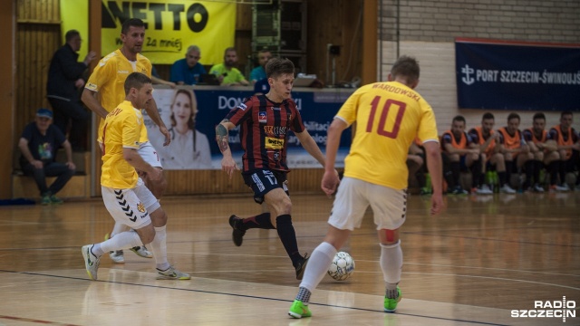 Halowi piłkarze Pogoni 04 Szczecin pokonali Red Devils Chojnice 9:2. Fot. Olaf Nowicki [Radio Szczecin] Futsalowa Pogoń strzela dziewięć goli i wygrywa [SKRÓT MECZU, ZDJĘCIA]