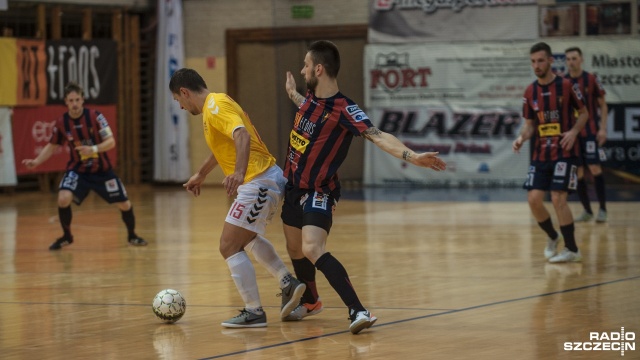 Halowi piłkarze Pogoni 04 Szczecin pokonali Red Devils Chojnice 9:2. Fot. Olaf Nowicki [Radio Szczecin] Futsalowa Pogoń strzela dziewięć goli i wygrywa [SKRÓT MECZU, ZDJĘCIA]